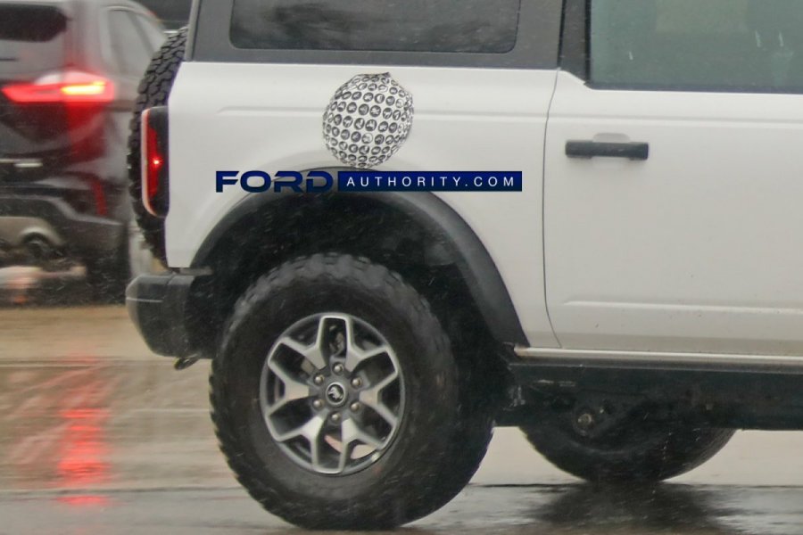 Possible-Ford-Bronco-Plug-In-Hybrid-PHEV-Prototype-Spy-Shots-November-2021-007.thumb.jpg.10e7e8133f4fbe93adfbf083f6895b06.jpg