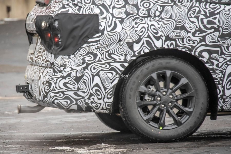 new-ford-suv-prototype-spied-could-revive-fusion-moniker_11.jpg