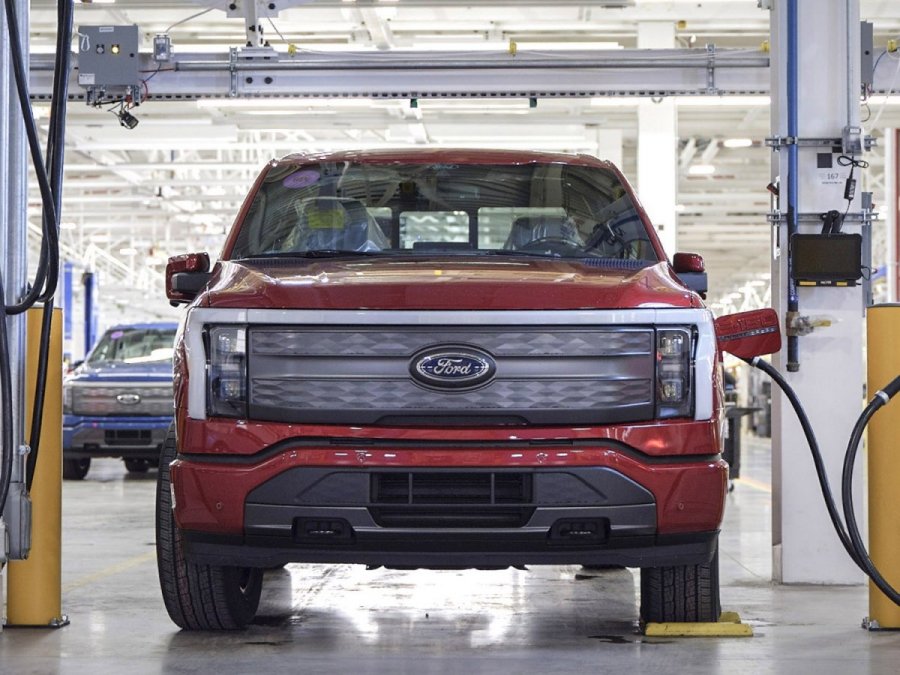 2022-Ford-F-150-Lightning-Start-of-Production-Rouge-Electric-Vehicle-Center-April-26-2022-032-Lariat-charging.jpg