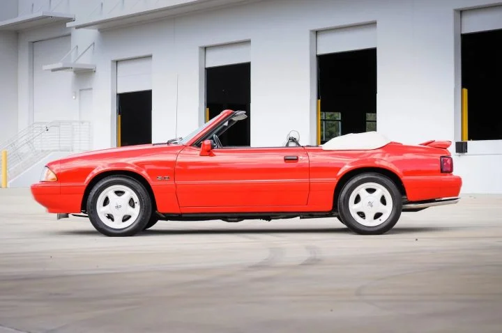 1992-Ford-Mustang-Convertible-Summer-Edition-Exterior-002-Side-720x478.webp.dfb404c763c7507086af622f68ab4b59.webp